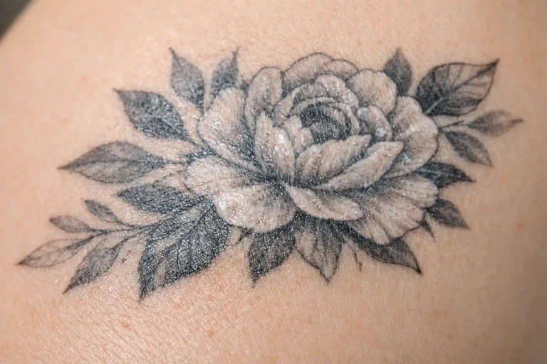 Tatouage récent avec léger voile blanchâtre pendant la cicatrisation