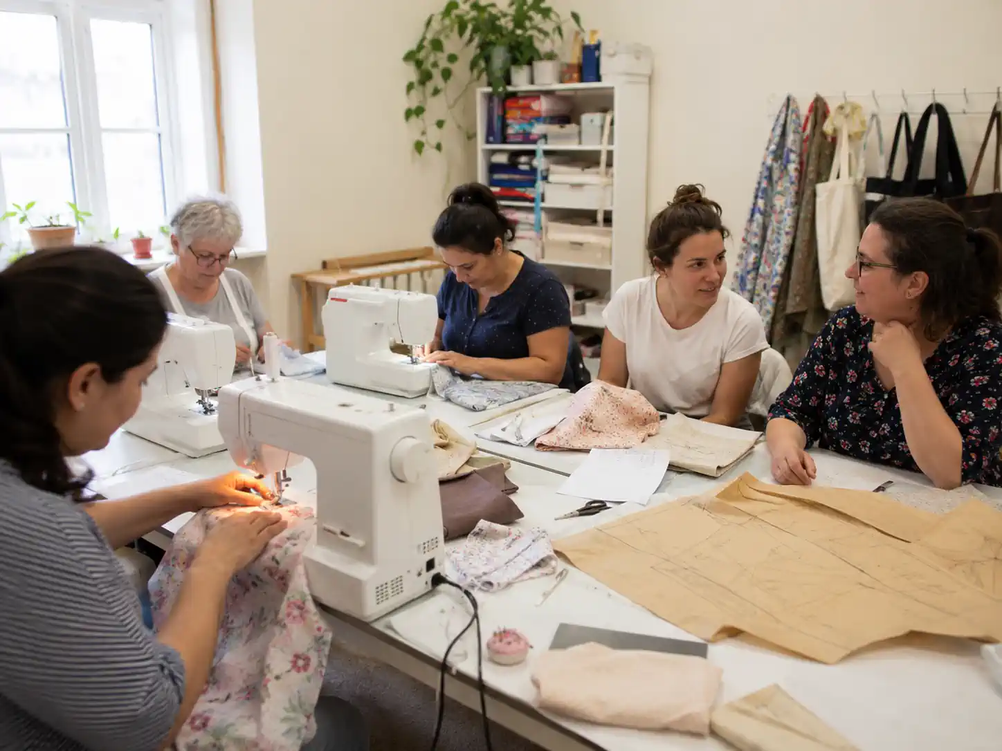 Cours de couture associatif avec plusieurs personnes autour d’une table