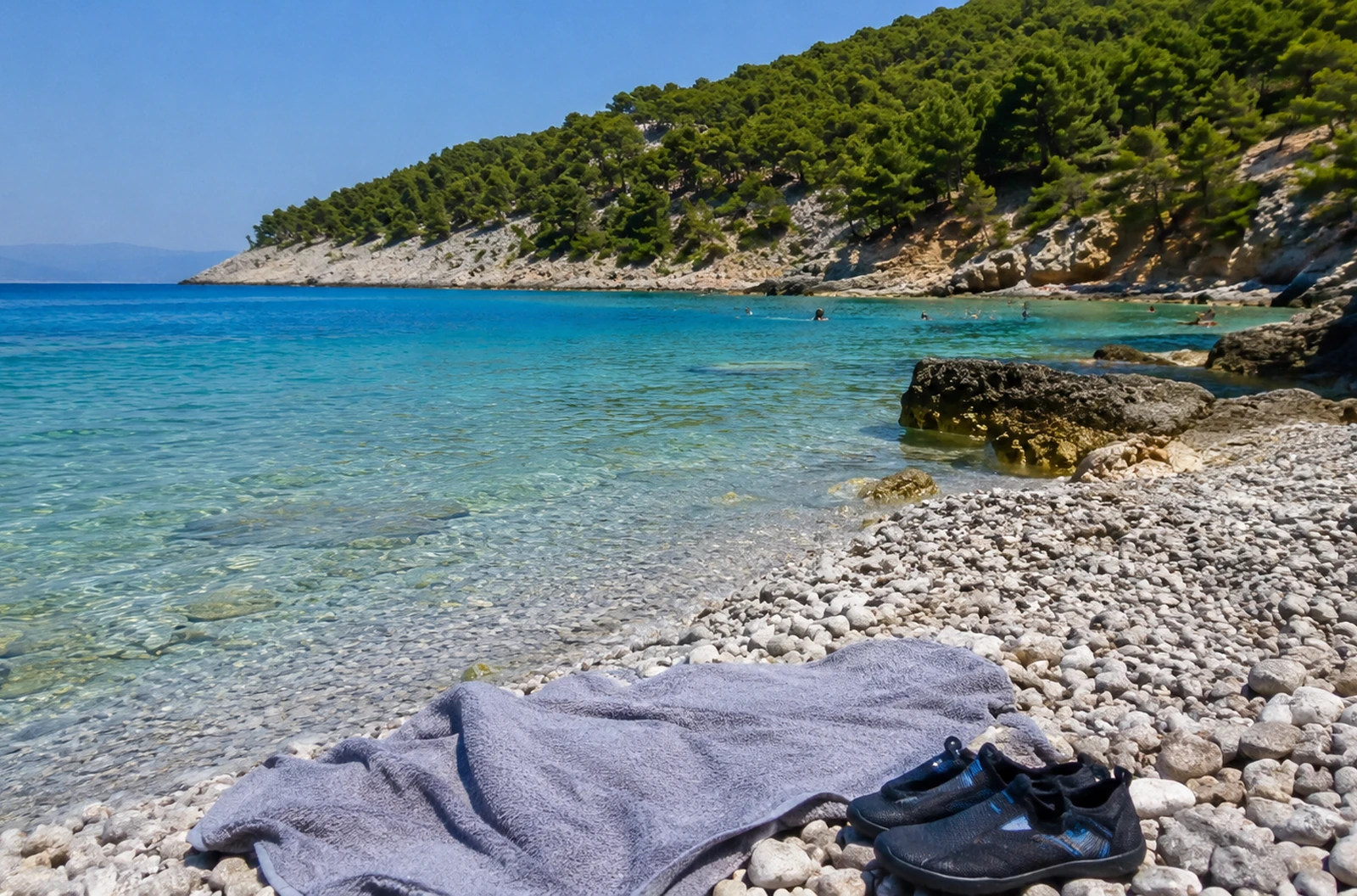 Crique de galets et eau transparente sur la côte croate